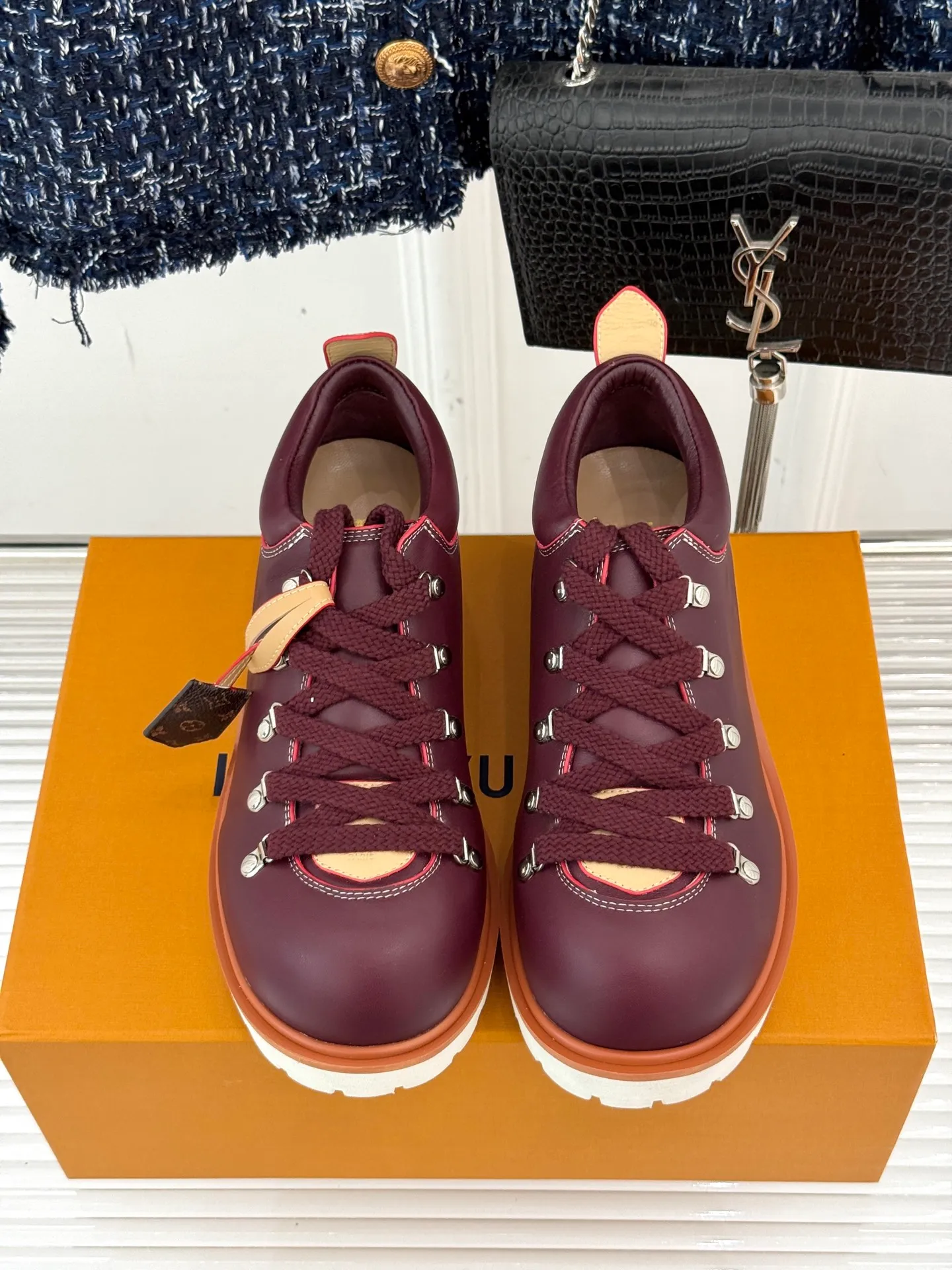 P720 LV Remix derby 25WF new product, the top version of couple's derby shoes, uses classic as the base color to reshape the fashion style✨ Various colors break the monotony. Black is cool, brown is retro, pink is sweet, and blue is fresh. Suitable for different styles of wear🎨 The delicate leather fits the foot shape and the shoelace details hide ingenuity. It is a fashion symbol of walking and steps on the forefront of the trend every step of the way. Start your own style journey🚶‍♀️ The fabric is made of first-layer cowhide, the inner pads are all sheepskin, the original molded custom TPU non-slip outsole size: Female: 35-41 (40/41 customized) Male: 39-46 (45/46 customized)